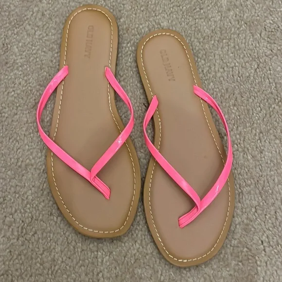 Bundle of 4 Pairs of Women’s Old Navy Sandals and Flip Flops - Size 8 - Picture 8 of 9